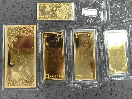 Phát hiện 6 thỏi vàng trị giá 860 triệu đồng trong gói hàng ship, công an vào cuộc