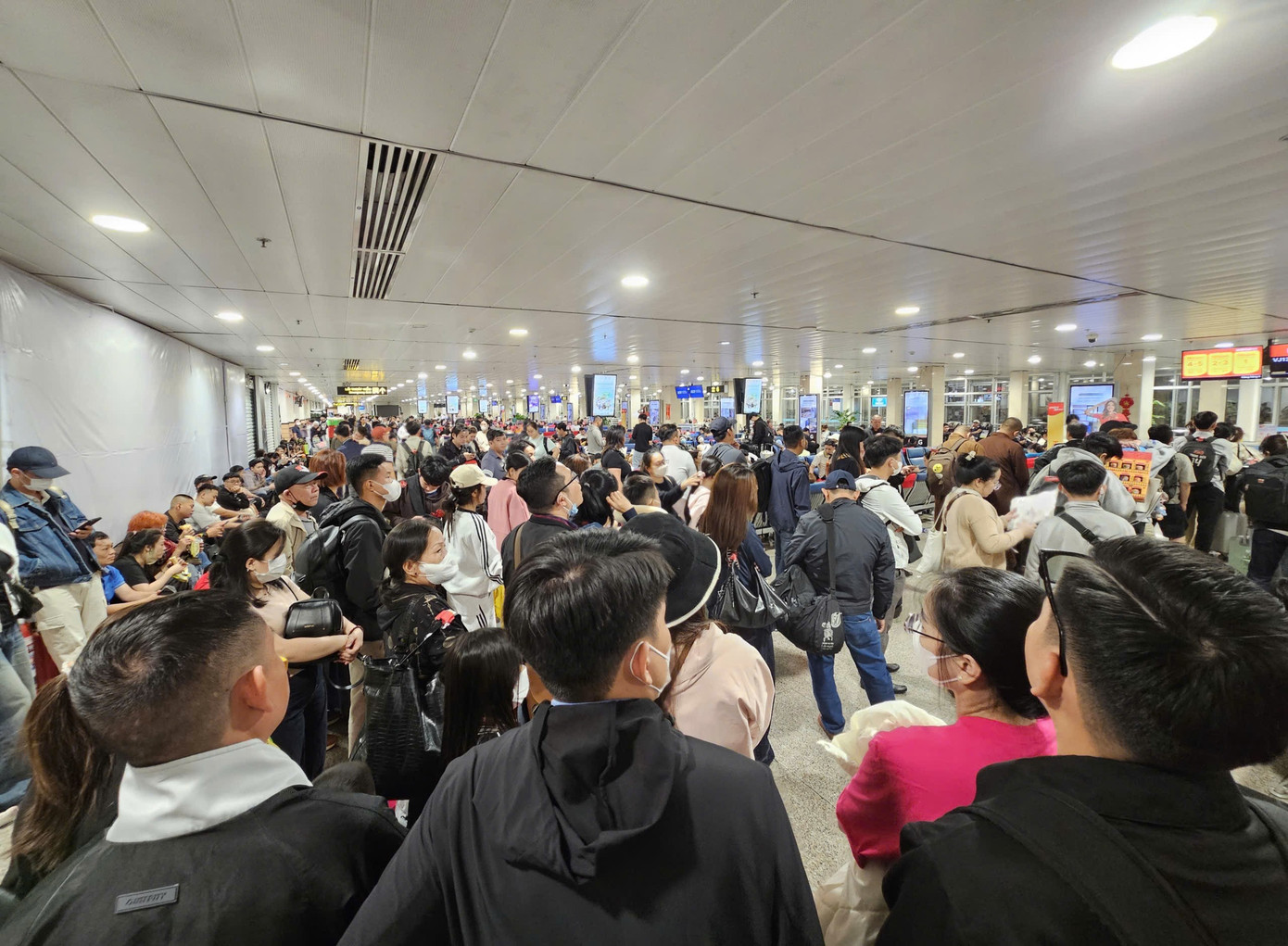 Hành khách chờ đêm tại sân bay Tân Sơn Nhất trong ngày cao điểm Tết 2026