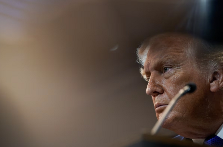 Trump chỉ trích tòa án Tối cao và cảnh báo áp dụng công cụ thuế mới trong năm 2026