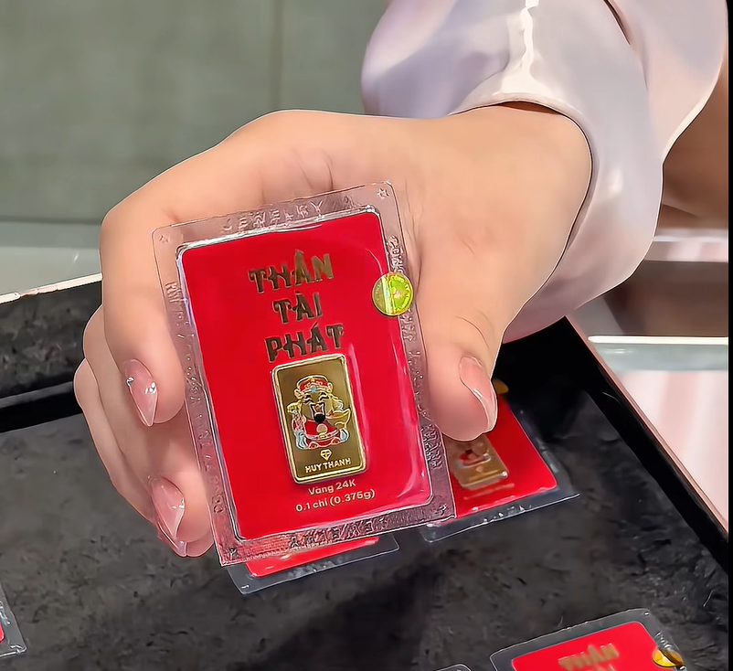 Cận ngày Vía Thần Tài, một Tiệm vàng lớn tuyên bố có sẵn vàng 0,1 chỉ, khách không phải xếp hàng