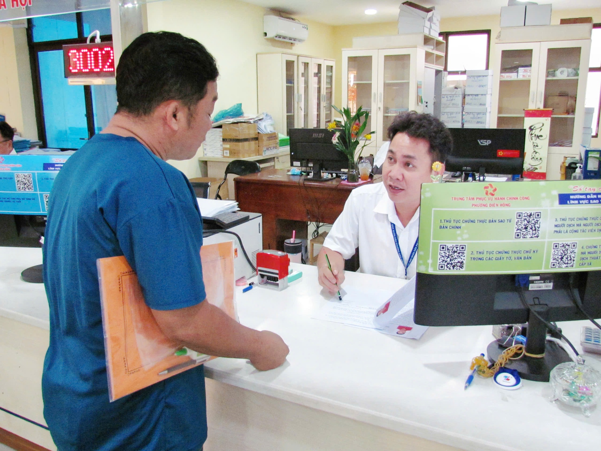 TPHCM: người dân bất ngờ nhận lì xì khi đến phường liên hệ công tác sau kỳ nghỉ Tết