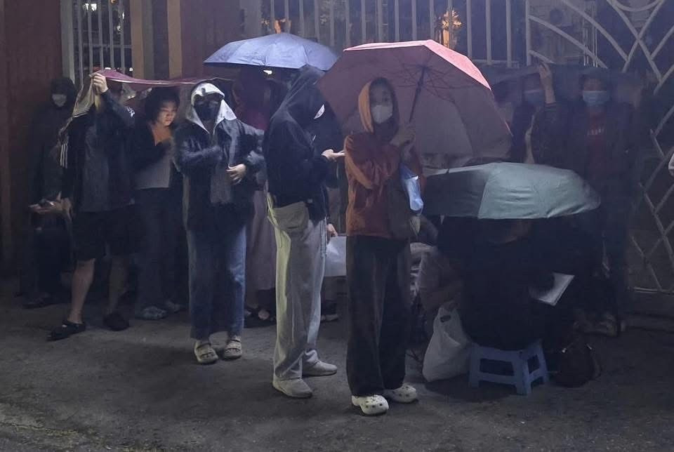 Giải mã 'cơn sốt' đội mưa xuyên đêm chờ đăng ký cho con vào lớp 10