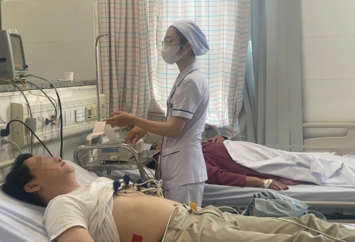 Nhiều người nhập viện nghi ngộ độc bánh mì: Bộ Y tế yêu cầu điều tra, xử lý