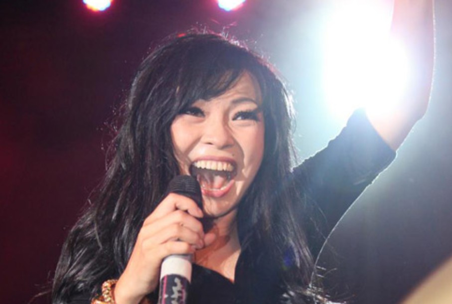 Việt Nam có ca sĩ nhận cát-xê 200 lượng vàng, là người đầu tiên tổ chức concert ở sân vận động