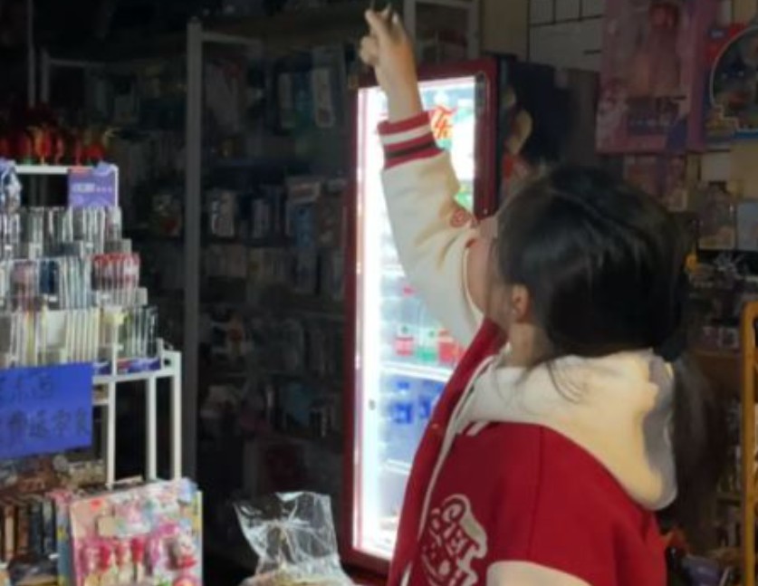 Bé gái 12 tuổi khởi nghiệp mở cửa hàng văn phòng phẩm với mẹ làm nhân viên