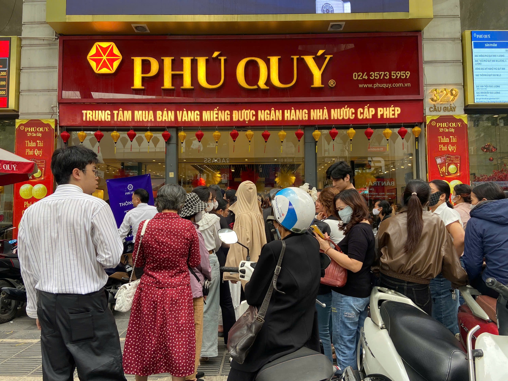 Giá vàng giảm liên tiếp , Dân văn phòng đổ xô đi mua vàng từ sáng sớm