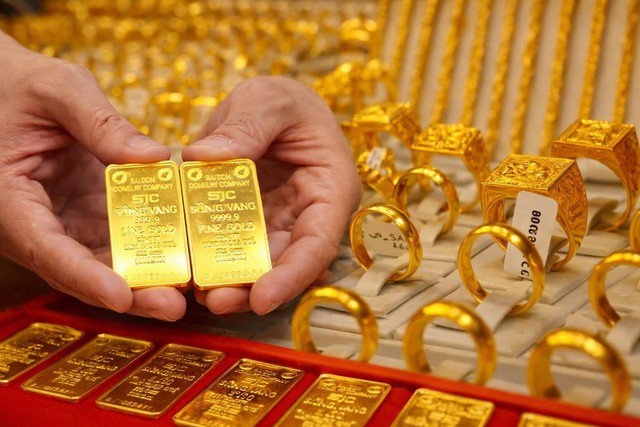 Cầm 2 cây vàng, ngày ngày thấp thỏm canh bảng giá: Nhiều người “đứng ngồi không yên” khi vàng giảm tới 10 triệu đồng/lượng sau 1 tuần