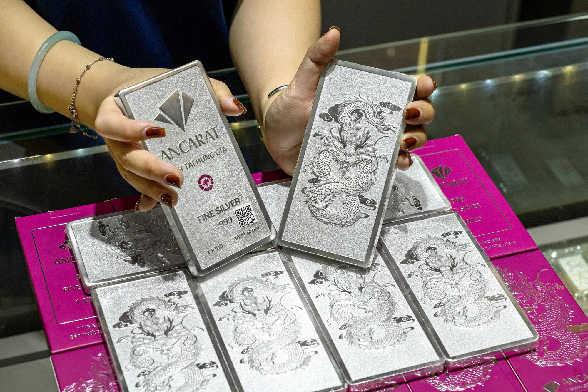 Giá bạc hôm nay tiếp tục giảm sốc ở cả thị trường quốc tế lẫn trong nước, người mua bạc tuần trước đang chịu mức lỗ khoảng 20 triệu đồng/kg