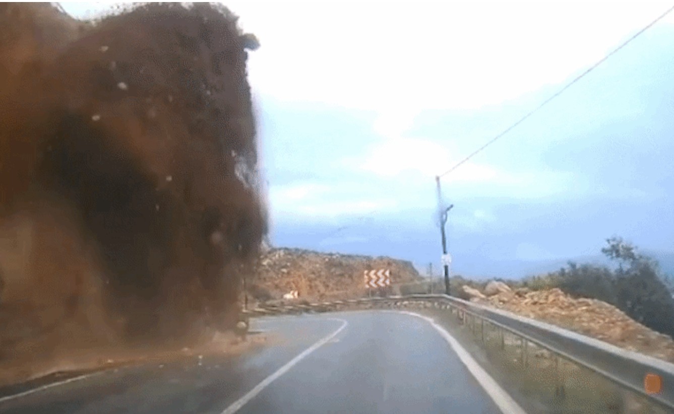 Đang đi trên đường núi, chiếc ô tô bị đất đá đổ xuống lấp kín xe, camera ghi lại khoảnh khắc kinh hoàng