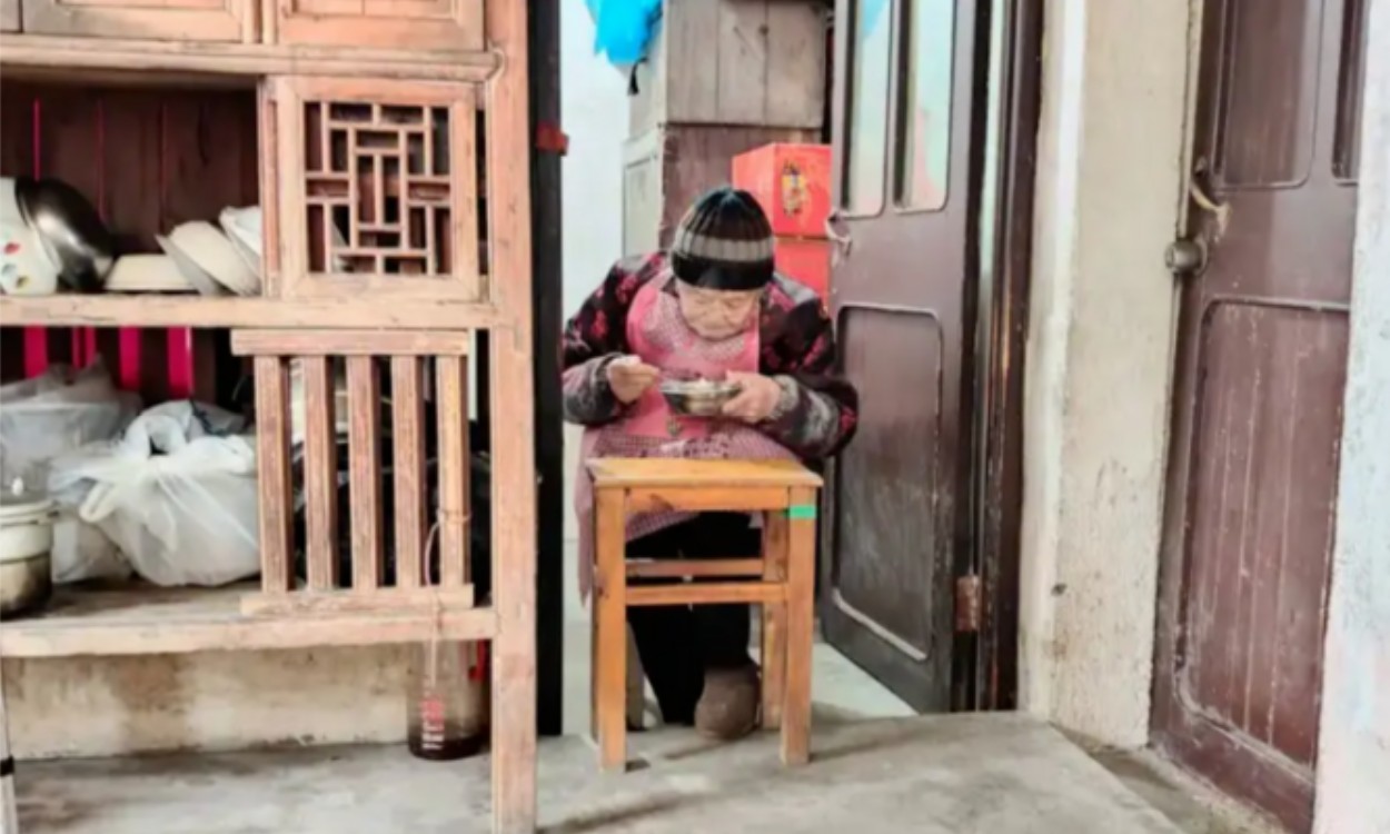 Chế độ ăn ngủ 'độc lạ' của cụ bà 50 năm không vào viện