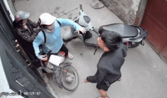 Nam thanh niên tạt đầu xe, tát tới tấp cô gái trẻ trong ngõ Hà Nội: Hé lộ mối quan hệ giữa hai bên khiến nhiều người ngỡ ngàng