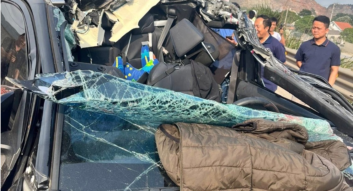 Hiện trường kinh hoàng vụ tai nạn liên hoàn 6 xe trên cao tốc, có xe bị vò nát