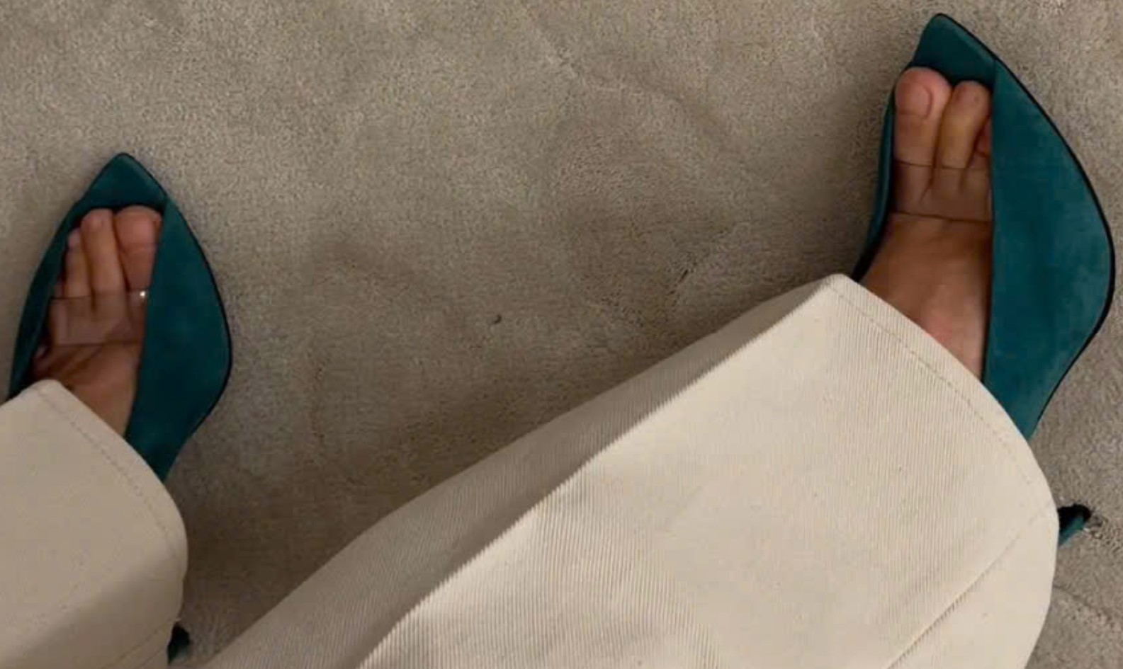 Giày móng ngựa Valentino 27 triệu đồng: Thiết kế gây tranh cãi và sự thu hút không ngờ