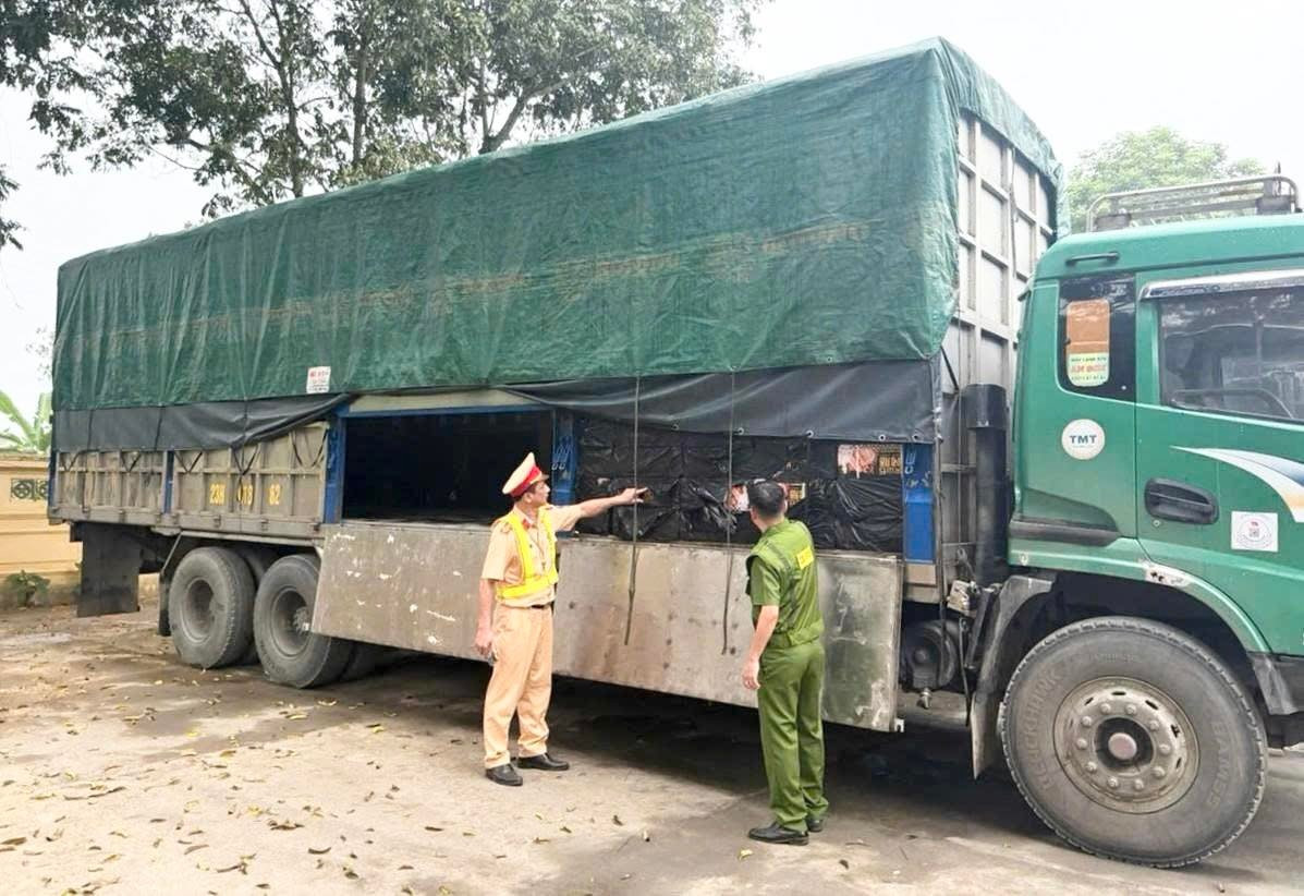 Phát hiện hơn 5 tấn lạp xưởng không rõ nguồn gốc chuẩn bị đưa về Hà Nội