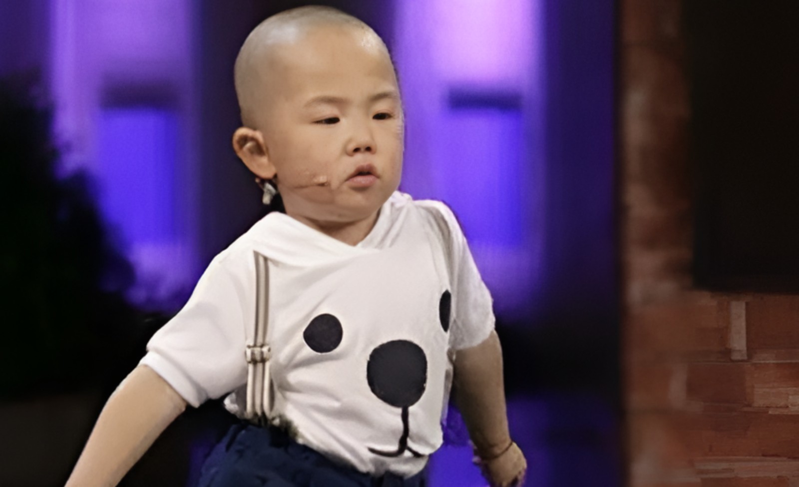 “Thần đồng nhí” 3 tuổi lên sóng truyền hình Trung ương, kiếm hàng triệu nhân dân tệ mỗi năm, nhưng tuổi thơ đánh đổi bằng sự lạc lối