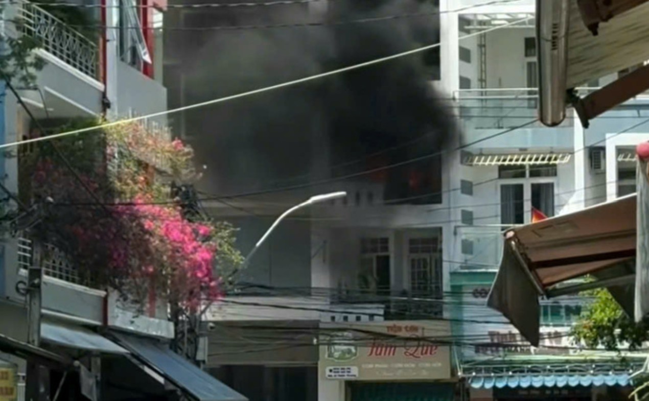 Cháy nhà 4 tầng giữa trung tâm Nha Trang