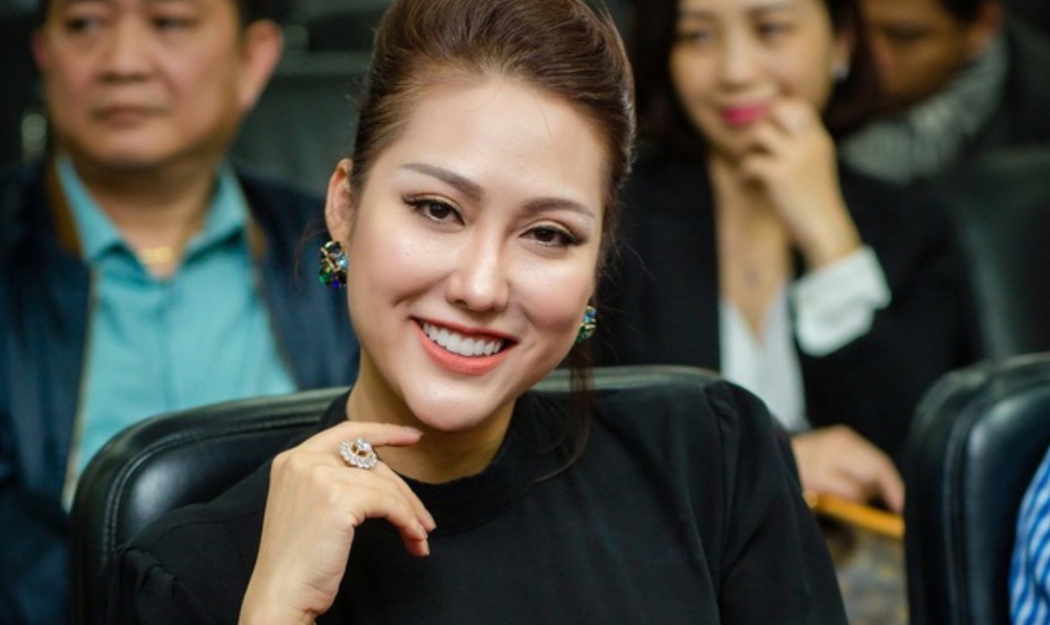 Nữ diễn viên U50 là Phó viện trưởng, được đại gia miền Tây chiều chuộng như công chúa