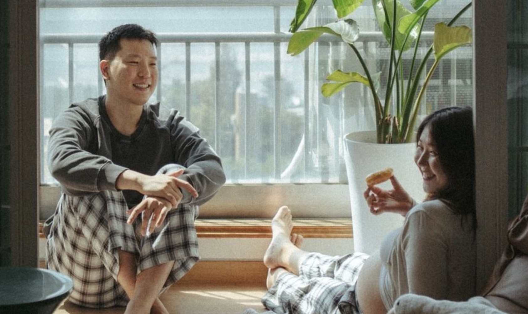 Còn trẻ, đi thuê chung cư sống cho sướng, để tiền du lịch, bục mặt trả góp nhà 50m2 làm cái gì?: Sale BĐS 8 năm lên tiếng