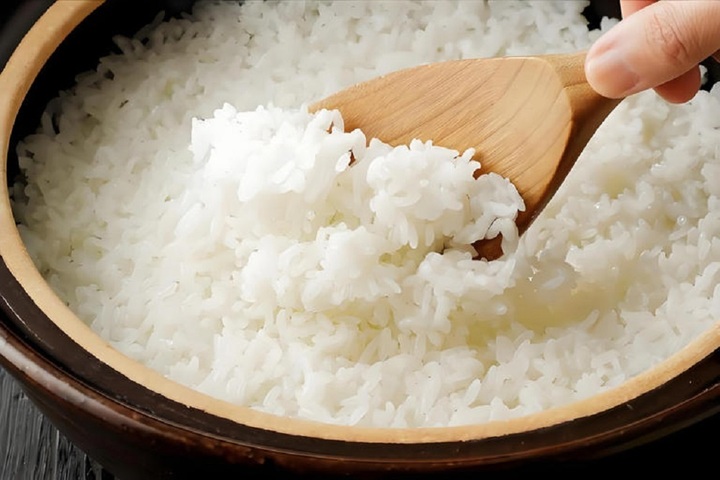 Khi nấu cơm, tại sao lại cho thêm giấm trắng và dầu ăn?