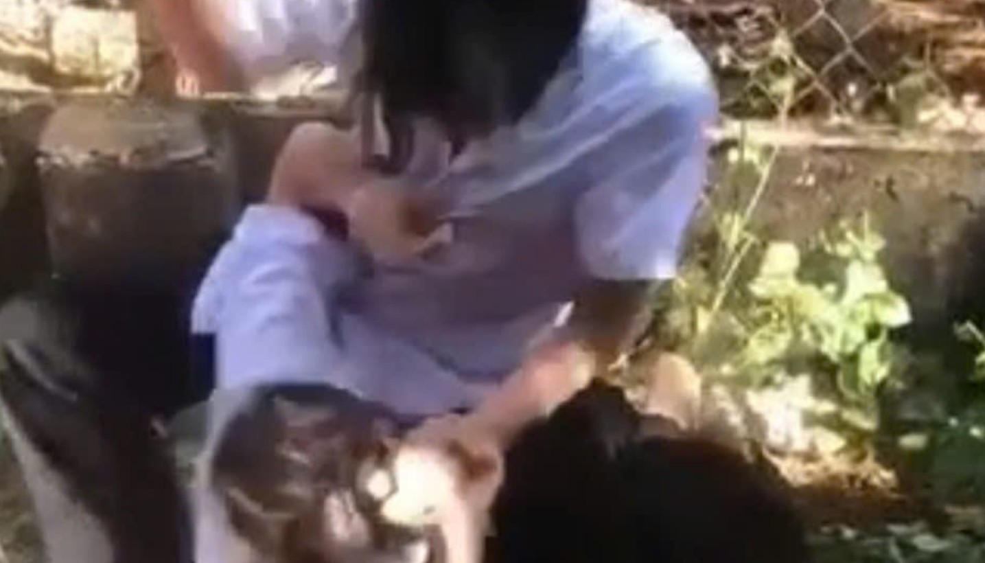 hai-nu-sinh-danh-nhau-tai-dak-lak-mot-em-nhap-vien-dieu-tri-2565.html