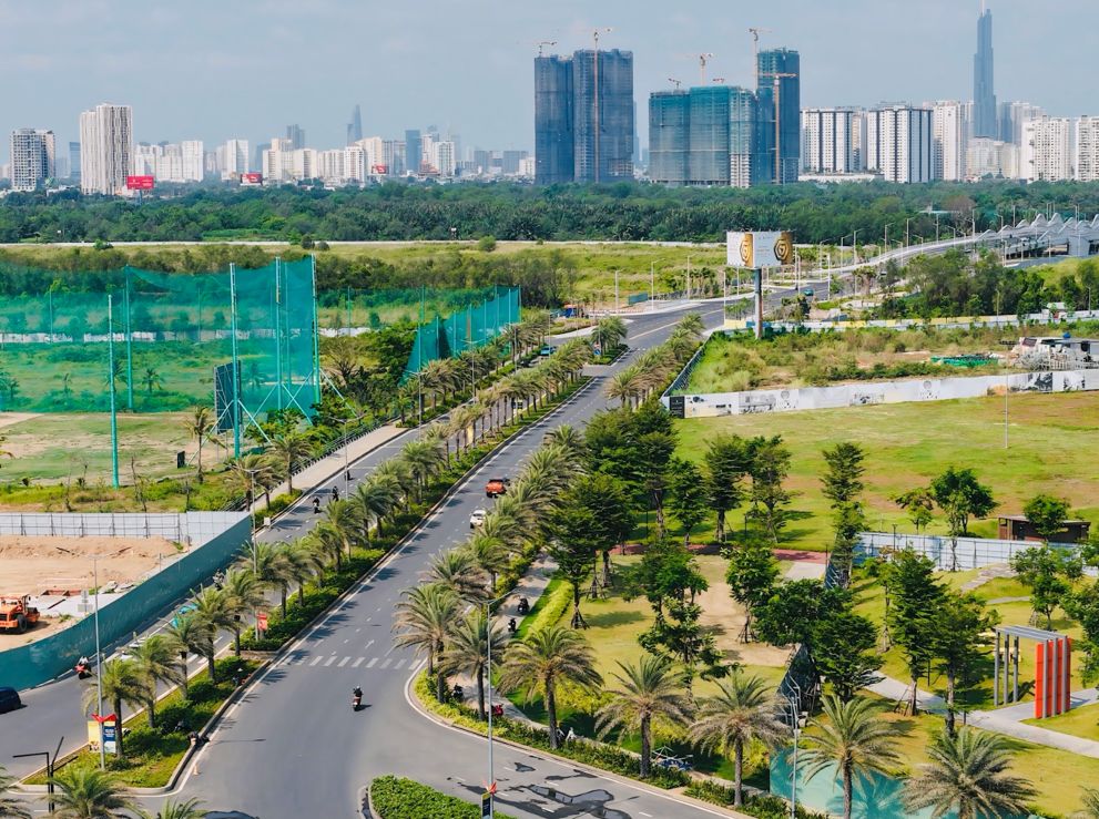 A road with trees and buildings in the backgroundAI-generated content may be incorrect.