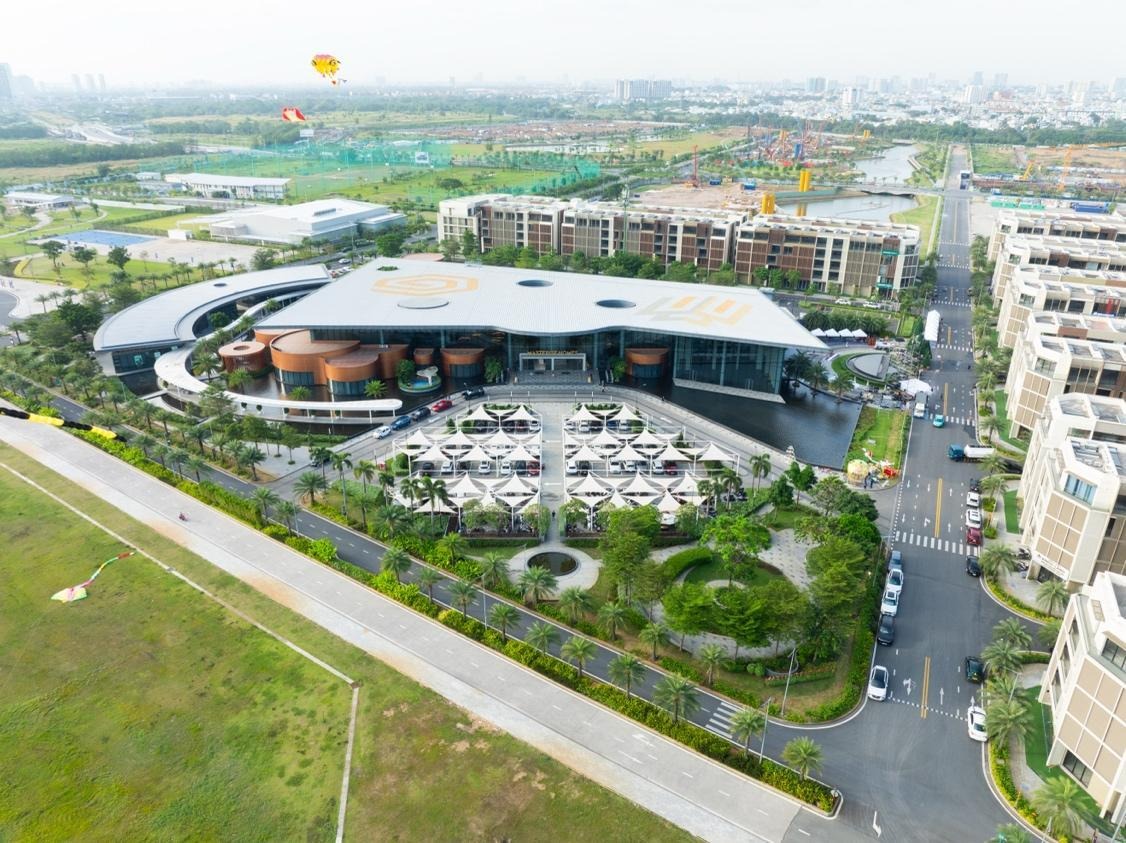 A building with a lot of grass and treesAI-generated content may be incorrect.