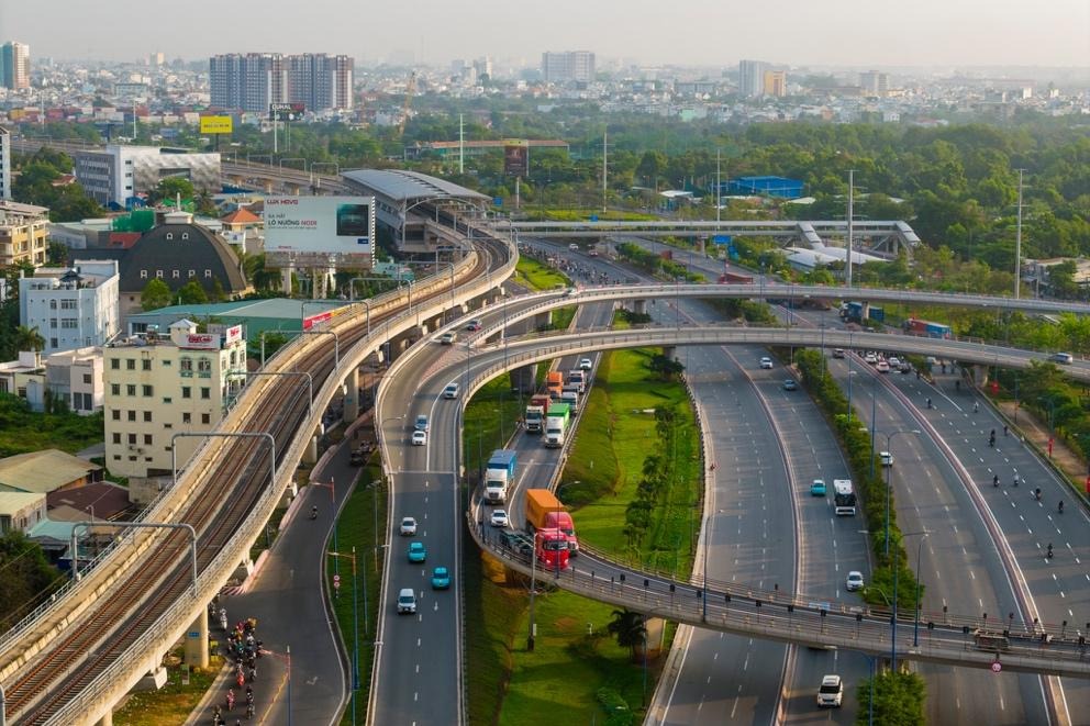 A highway with many cars and a city in the backgroundAI-generated content may be incorrect.