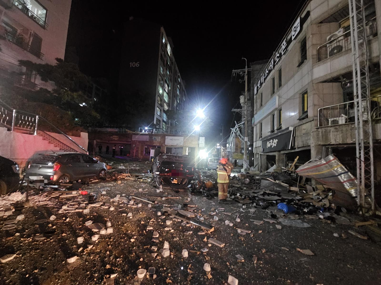 Vụ nổ khí gas tại Cheongju: Khu thương mại hoang tàn và nhiều người bị thương