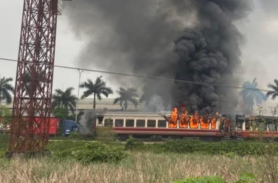 Hiện trường vụ tàu khách Hà Nội - Hải Phòng cháy 2 toa khi đang chạy, cột khói đen bốc cao ngùn ngụt