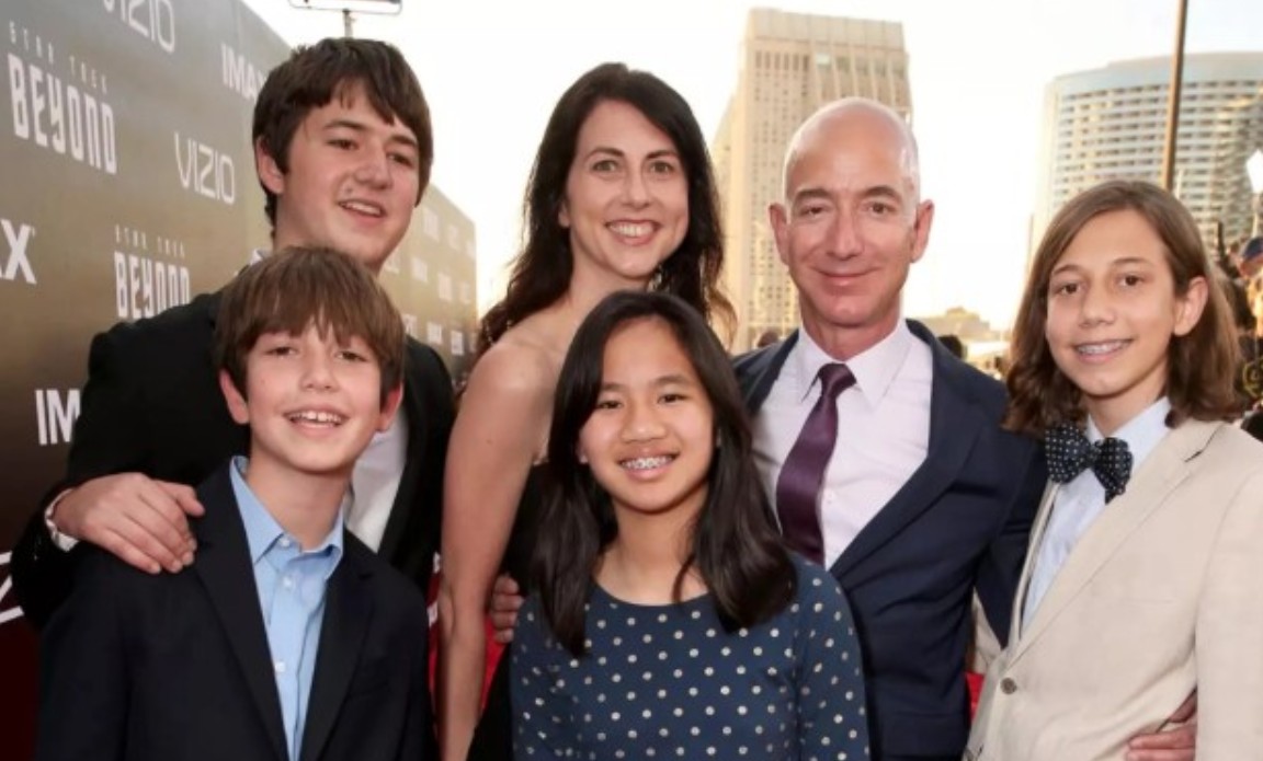 Quý tử 26 tuổi nhà tỷ phú Jeff Bezos: Nhan sắc cực điển trai, bỏ ngỏ khả năng thừa kế khối tài sản hàng chục tỷ USD