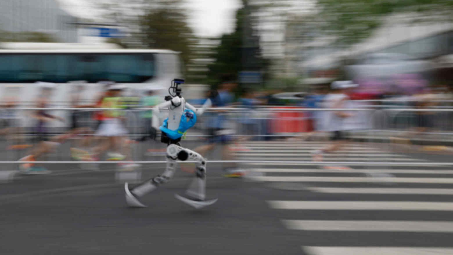 Từ múa quạt, biểu diễn võ thuật đến phá kỷ lục marathon  thế giới: Robot không còn 'trình diễn' mà đã bắt đầu học được cách vượt qua giới hạn của con người