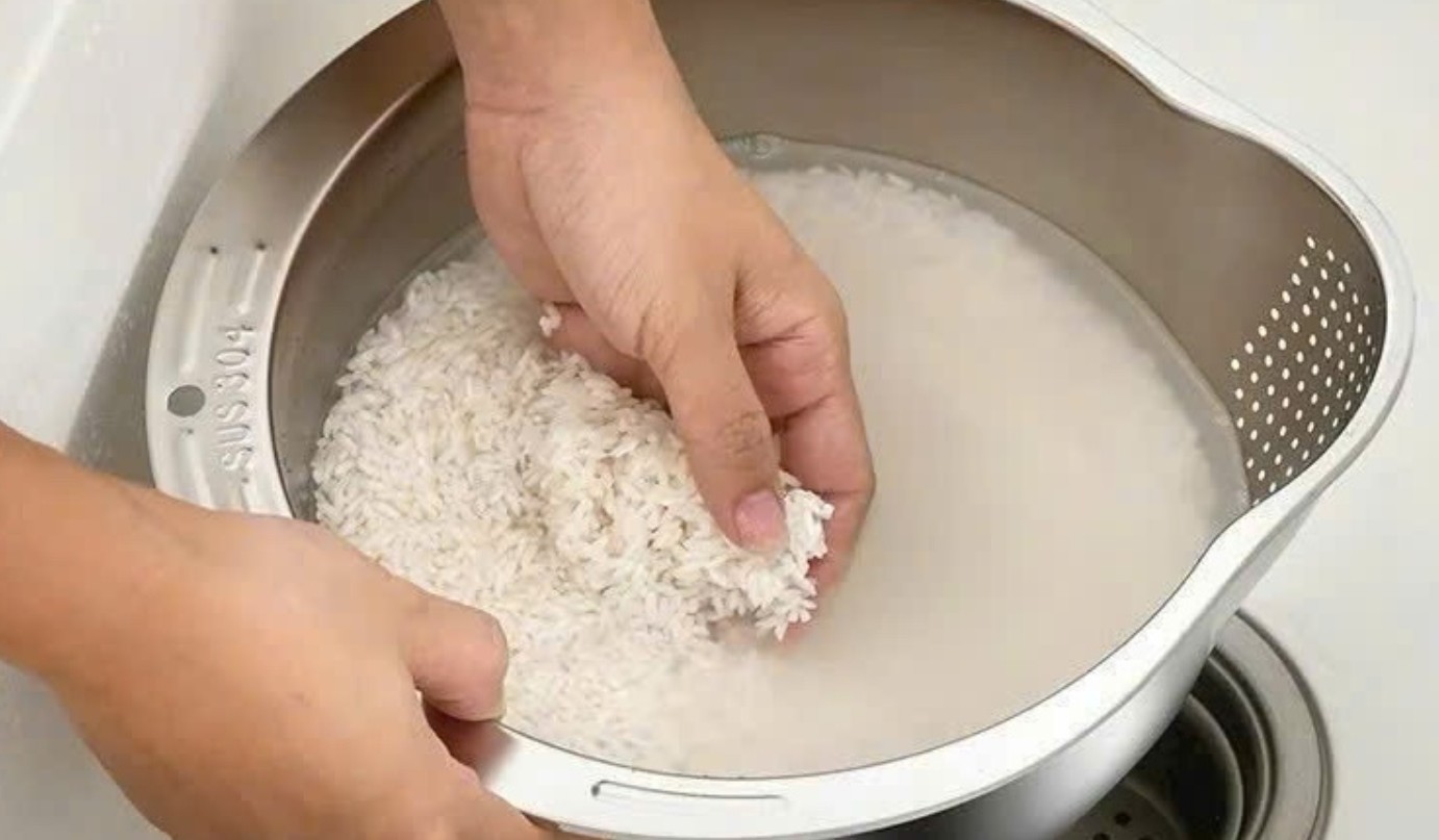 Cần vo gạo trước khi nấu cơm không? Chuyên gia chia sẻ 4 sai lầm tai hại, gây ung thư nhưng nhiều người làm mỗi ngày