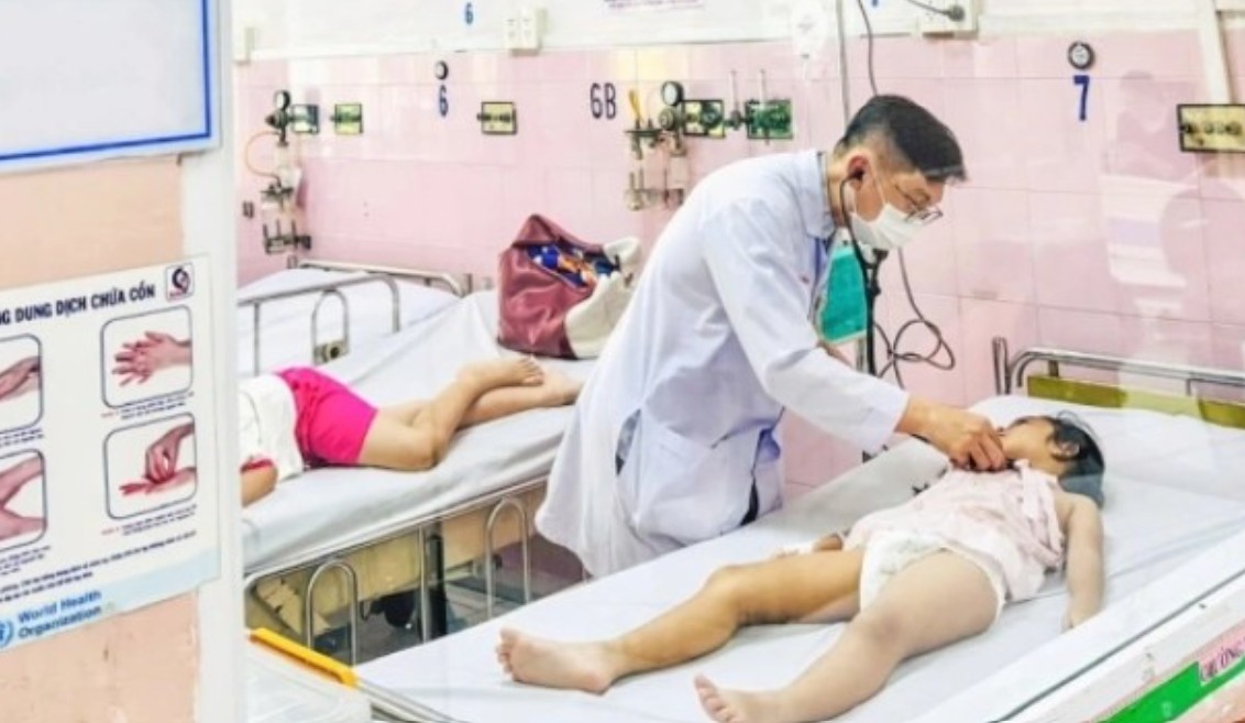 TP.HCM: Bánh flan và canh bắp cải khiến 266 học sinh tiểu học ngộ độc