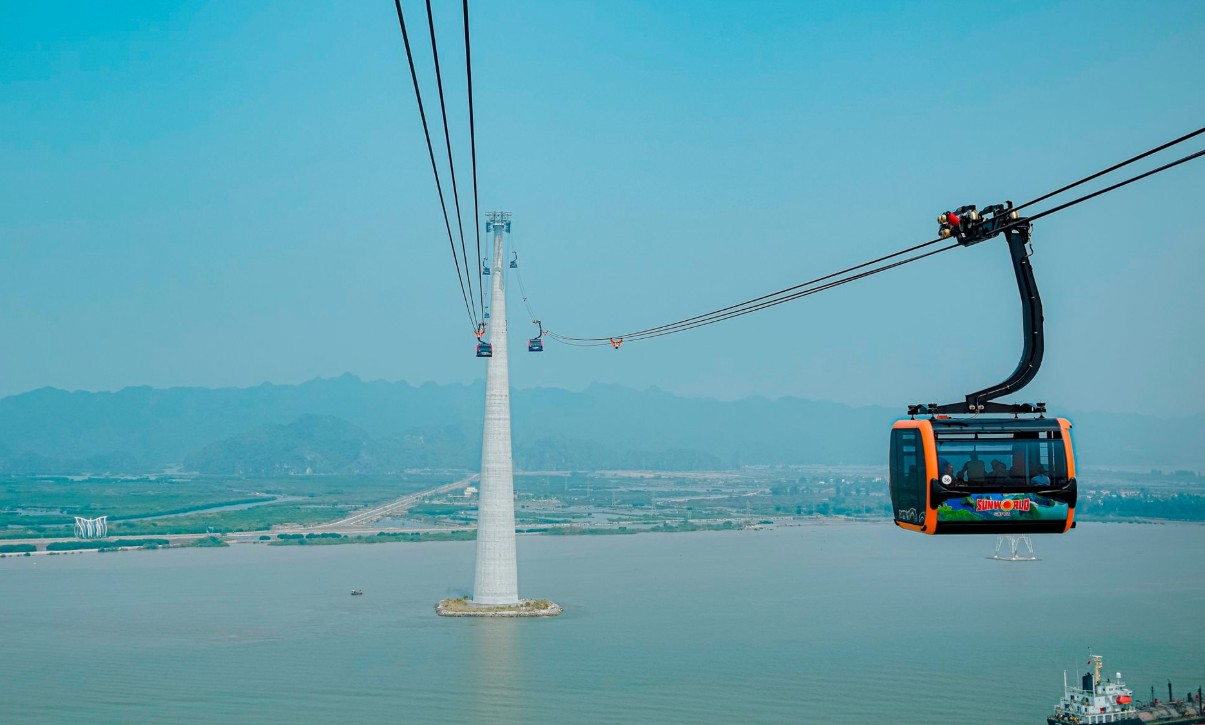Việt Nam sở hữu một công trình giữa biển lập kỷ lục thế giới, trụ cao ngang tòa nhà 48 tầng, được Guinness xác nhận ngay ngày khai trương