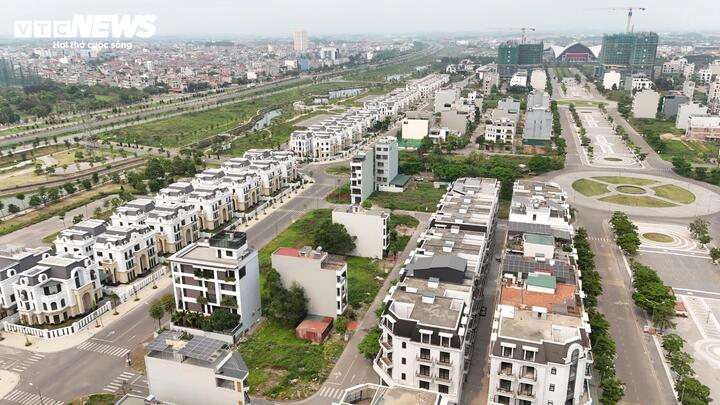 Phố đi bộ nghìn tỷ ở Bắc Ninh đìu hiu, biệt thự bỏ hoang cho cỏ mọc