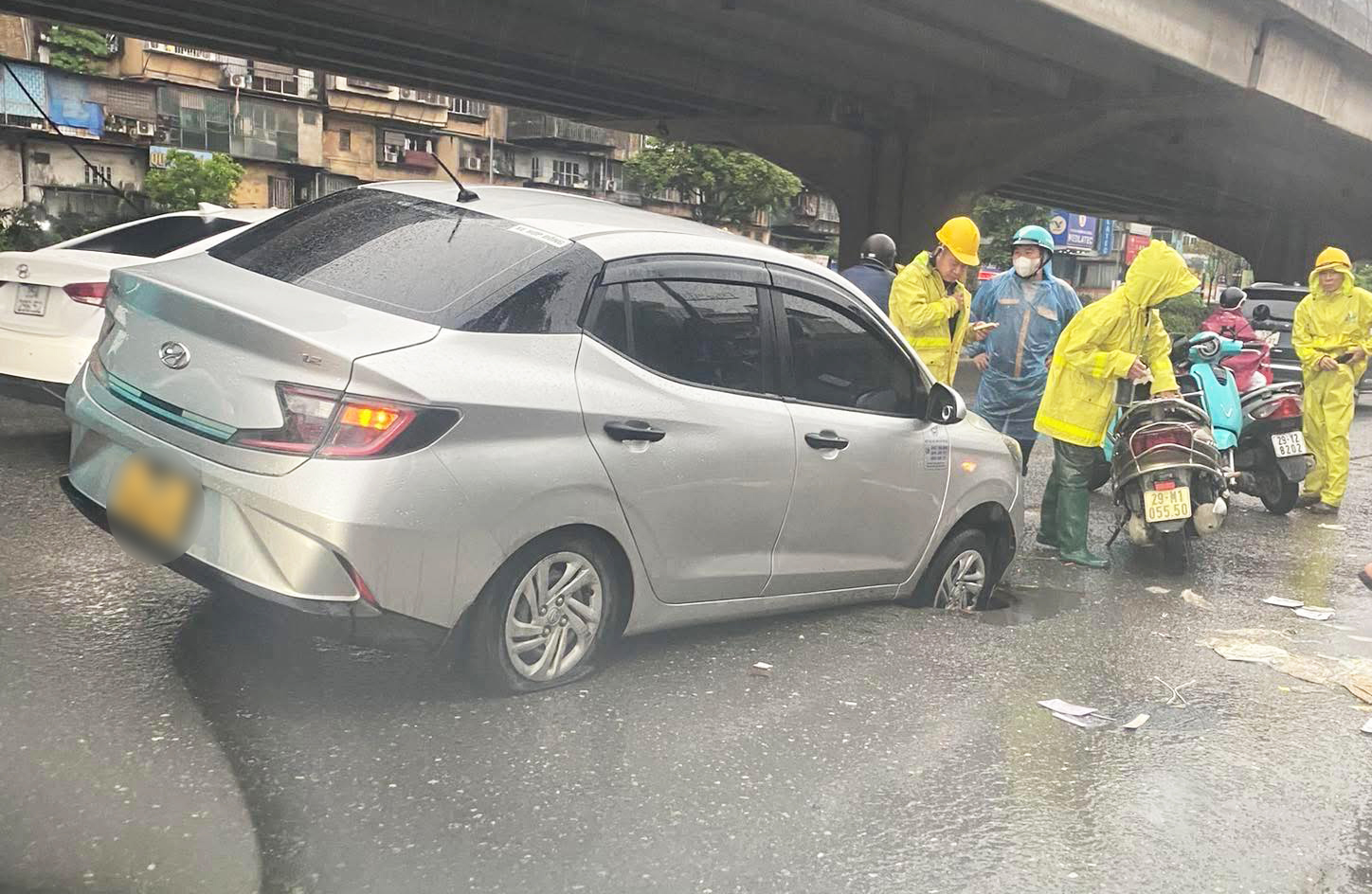 Ô tô tụt bánh trên đường Khuất Duy Tiến (Hà Nội): Đã rõ nguyên nhân