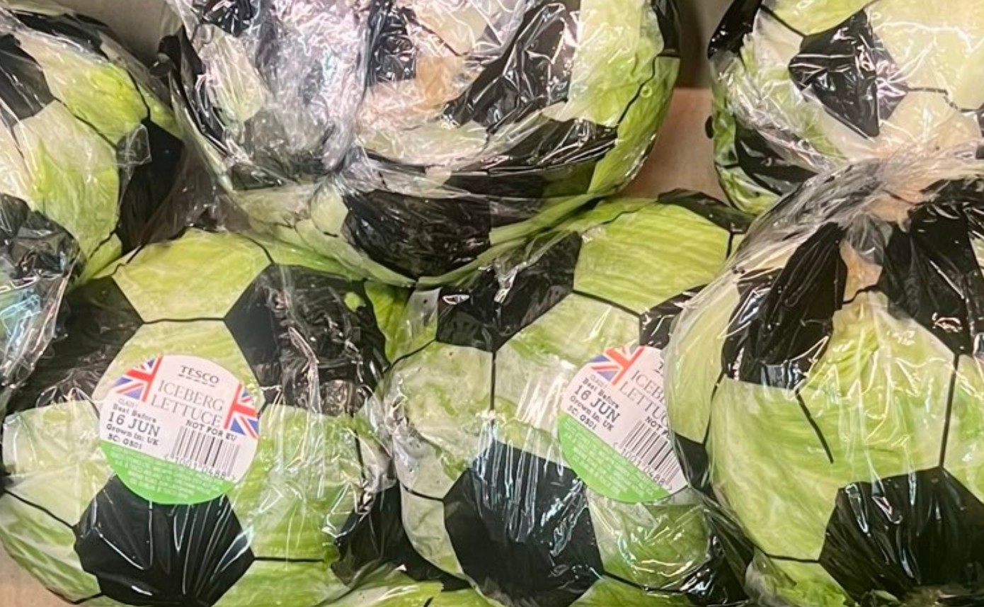 Xà lách cuộn hình bóng đá ở siêu thị giá 30 nghìn đang viral: Nhiều người mua vì tinh thần World Cup quá!