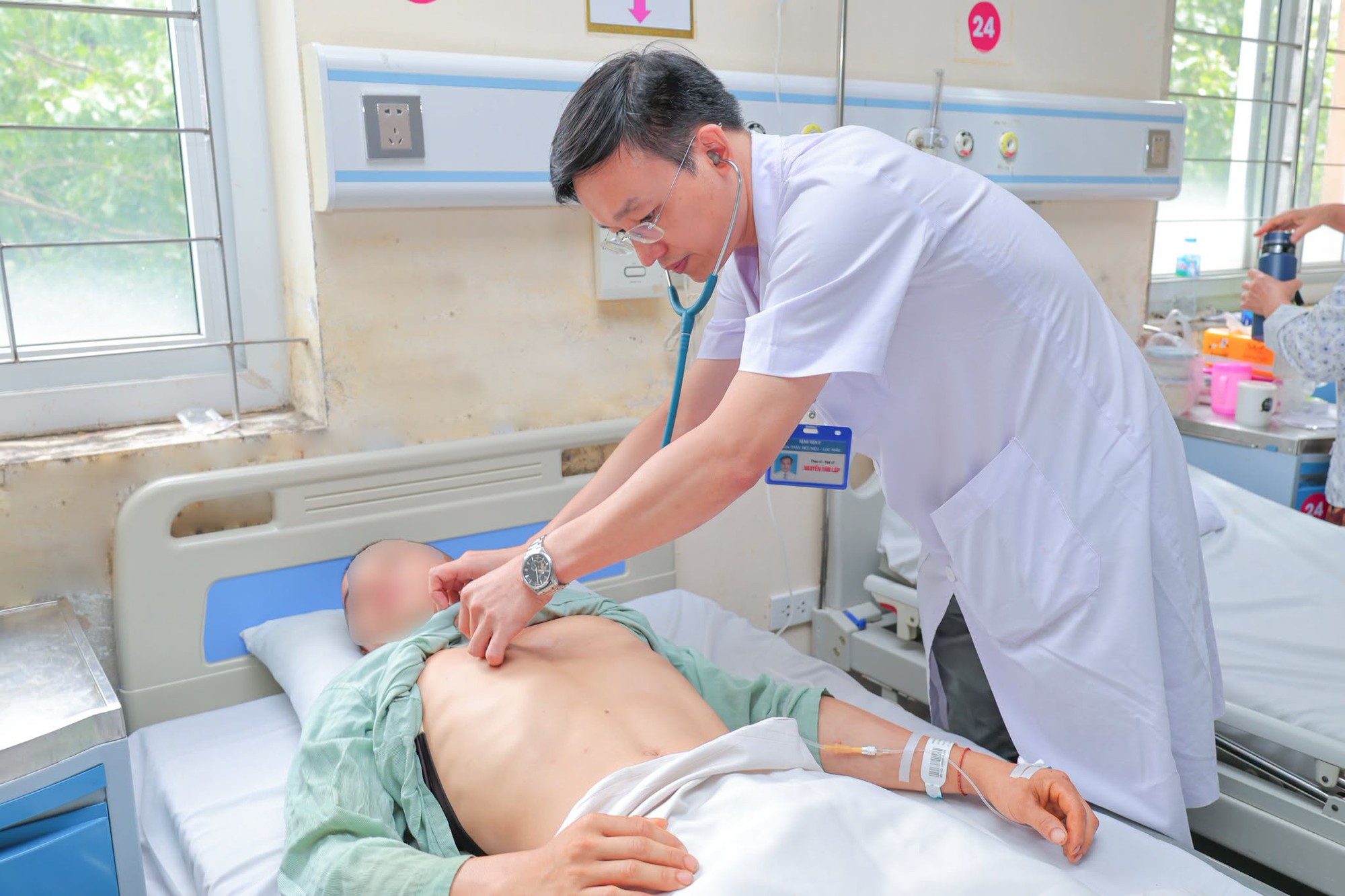 Nam thanh niên nhập viện sau nhiều giờ làm việc dưới nắng nóng