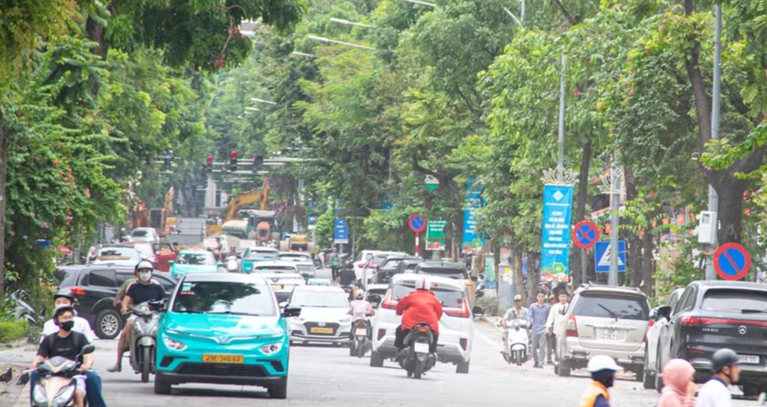 Hà Nội: Dự án chống ngập được báo cáo 'đã hoàn thiện' song lô cốt vẫn án ngữ, mặt đường nham nhở