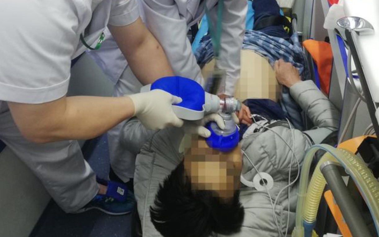 Người đàn ông 49 tuổi đang khỏe mạnh bỗng tử vong vì nhồi máu não, bác sĩ: Ăn xong vội làm 3 việc ngang... tự tử