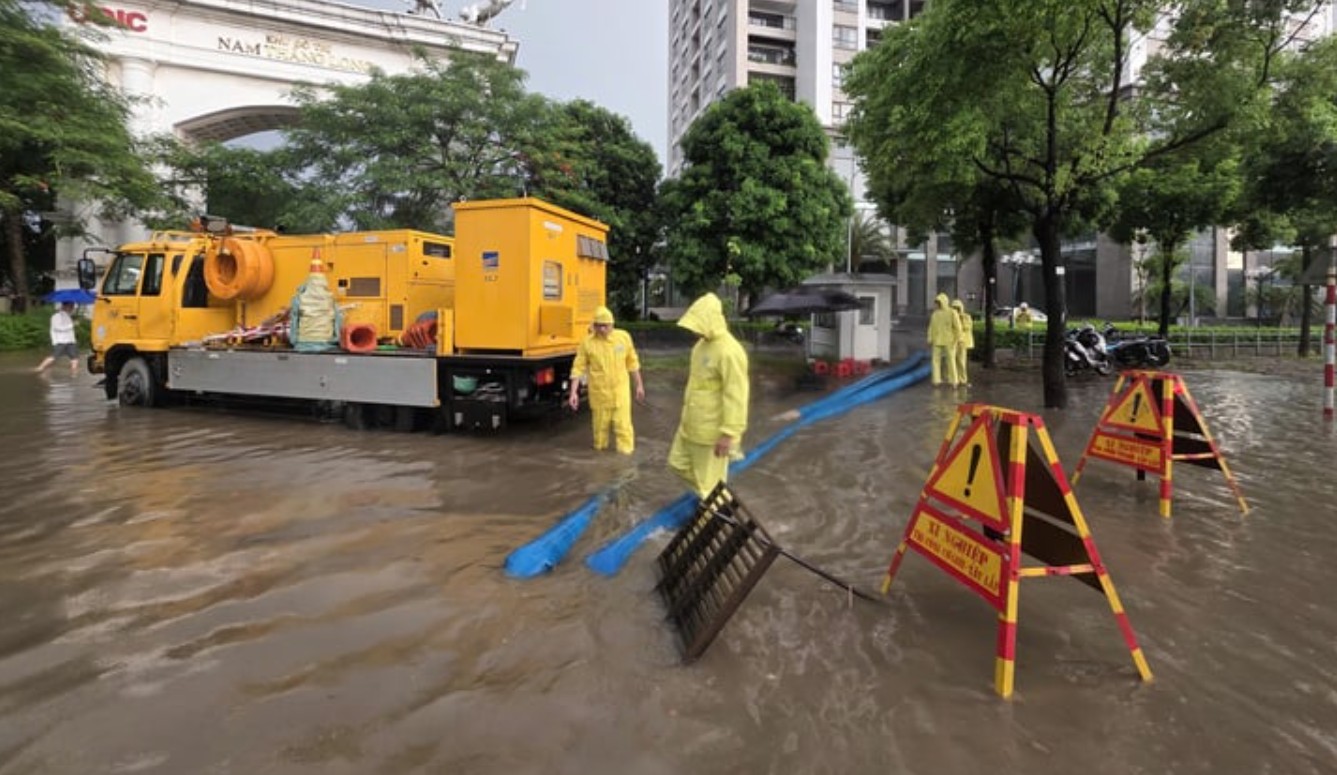 Hà Nội xuất hiện loạt điểm dềnh nước sau trận mưa lớn
