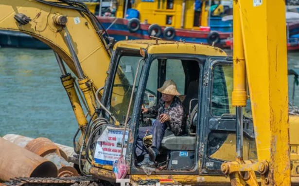 Người lao động vất vả bám trụ mưu sinh giữa trời nắng thiêu đốt